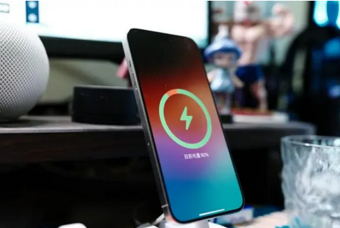 顺德苹果15换屏服务分享用什么充电器给iPhone15充电更好 
